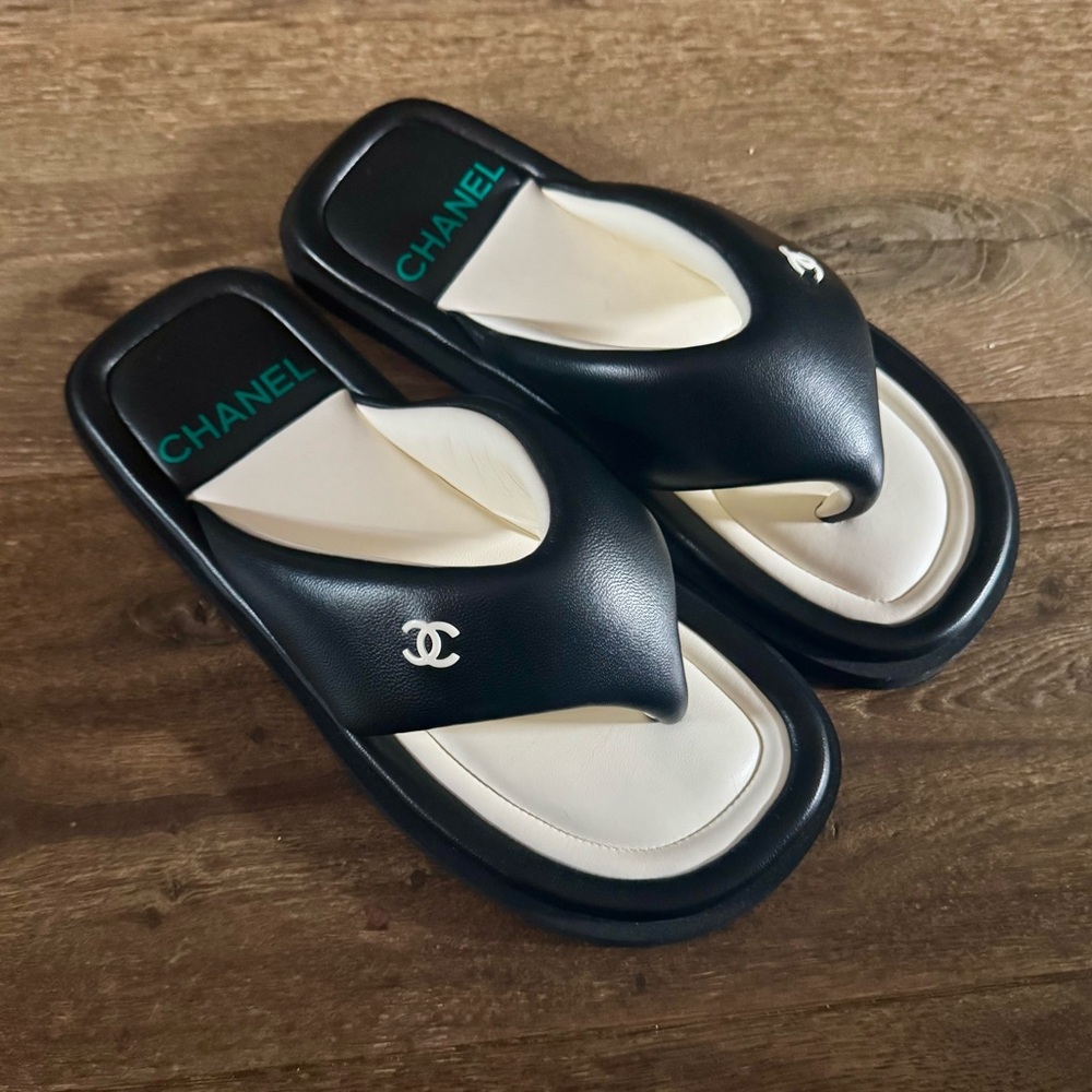 Chanel Black and White Leather Sandals Flip Flops Sz 9